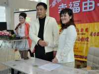 《中国报道》赞助幸福海南520场公益巡回演讲活动价值五十万元的广告，杨妙柳代表海南省积极心理协会与《中国报道》总编冯广学先生进行现场签约。