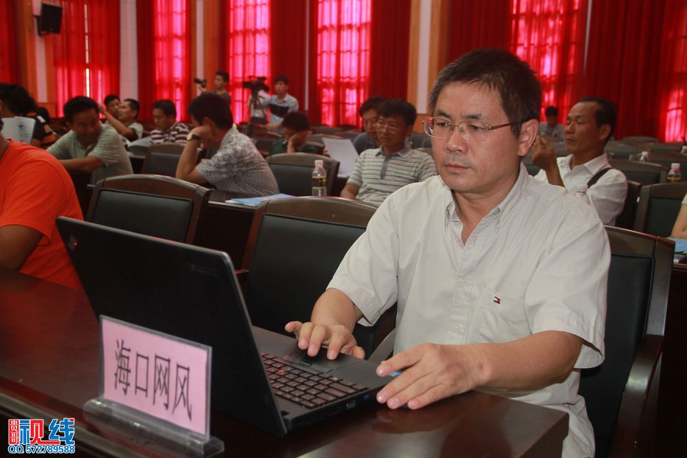 农民博览会官方网站启动仪式暨屯昌县电子商务协会成立大会现场实况。（周宗贵 摄影） (3).jpg