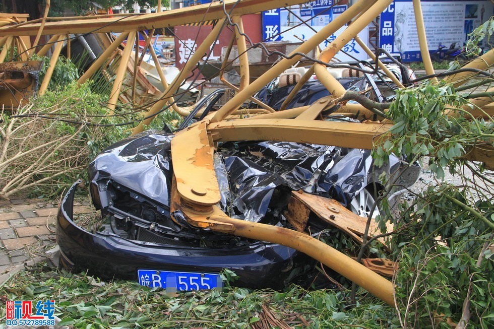 超强台风“威马逊”席卷椰城   回放椰城车辆被砸场面。（周宗贵 摄） (40).jpg