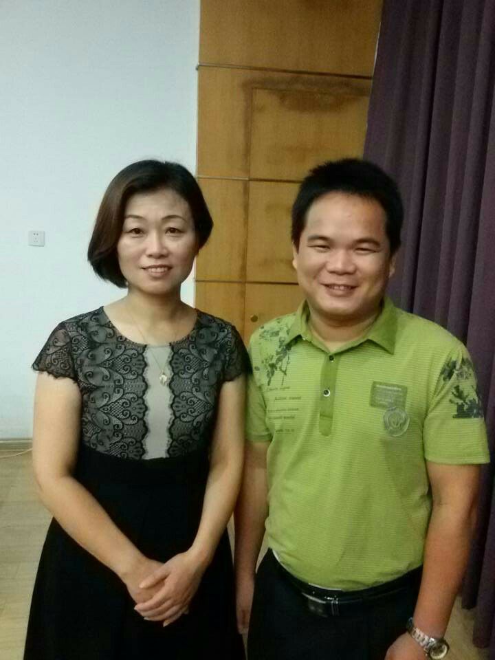 罗敏教师和扬州大学旅游烹饪学院党委书记蔡丽娅合影.jpg