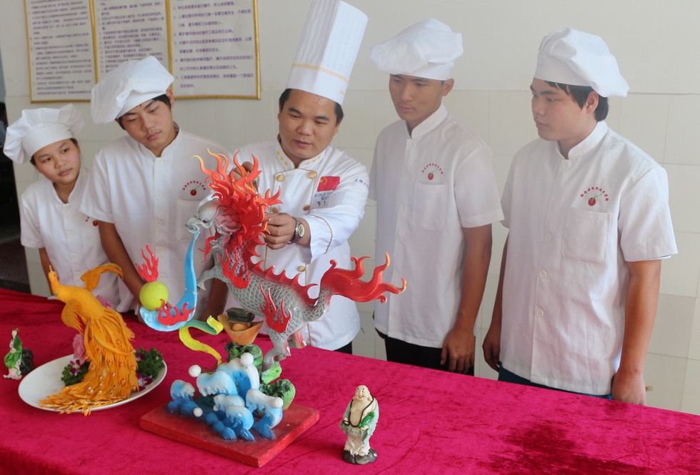 罗敏教师指导学生学习.jpg
