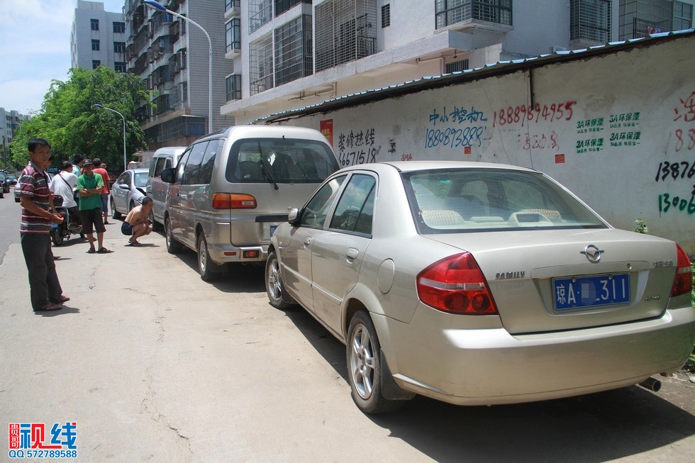 司机犯困连撞路边三车   所幸无人员伤亡。（周宗贵 摄） (1).jpg