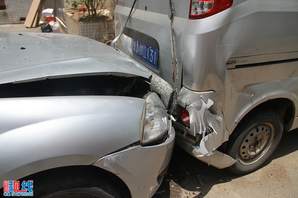司机犯困连撞路边三车   所幸无人员伤亡。（周宗贵 摄） (3).jpg