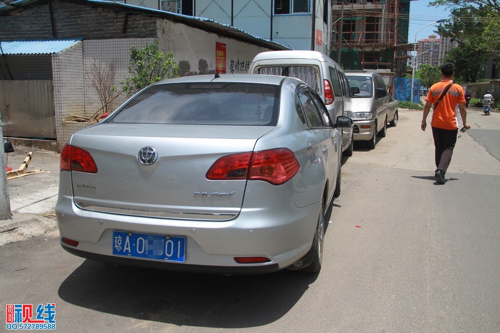 司机犯困连撞路边三车   所幸无人员伤亡。（周宗贵 摄） (4).jpg