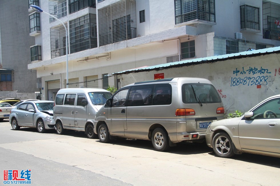 司机犯困连撞路边三车   所幸无人员伤亡。（周宗贵 摄） (7).jpg