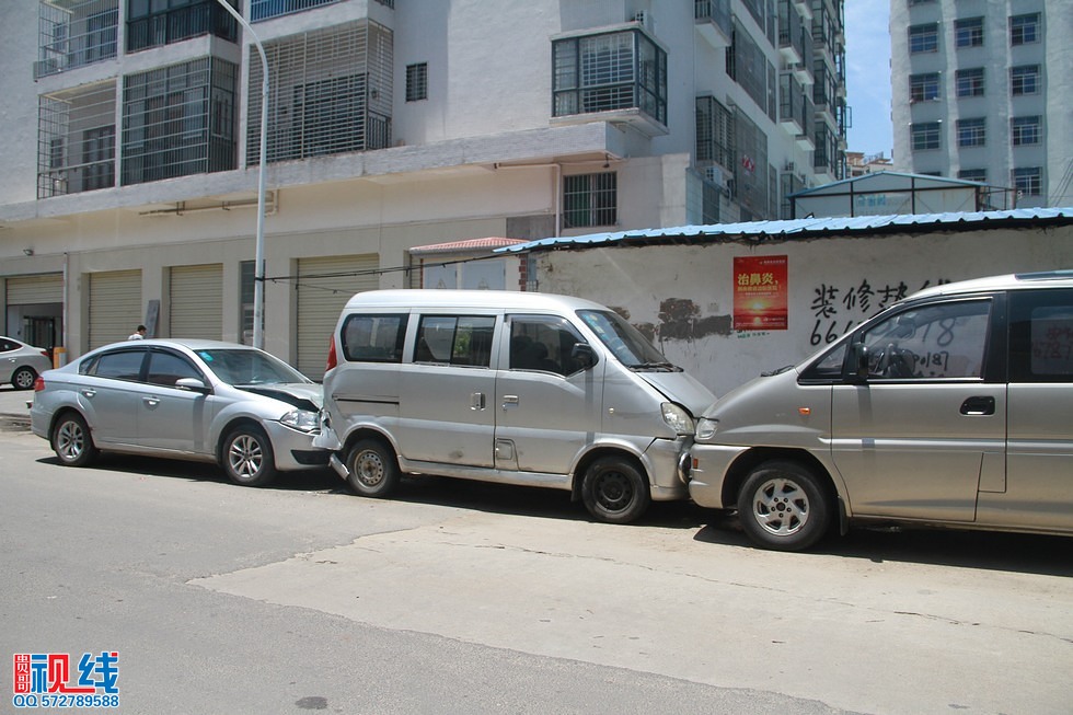 司机犯困连撞路边三车   所幸无人员伤亡。（周宗贵 摄） (9).jpg