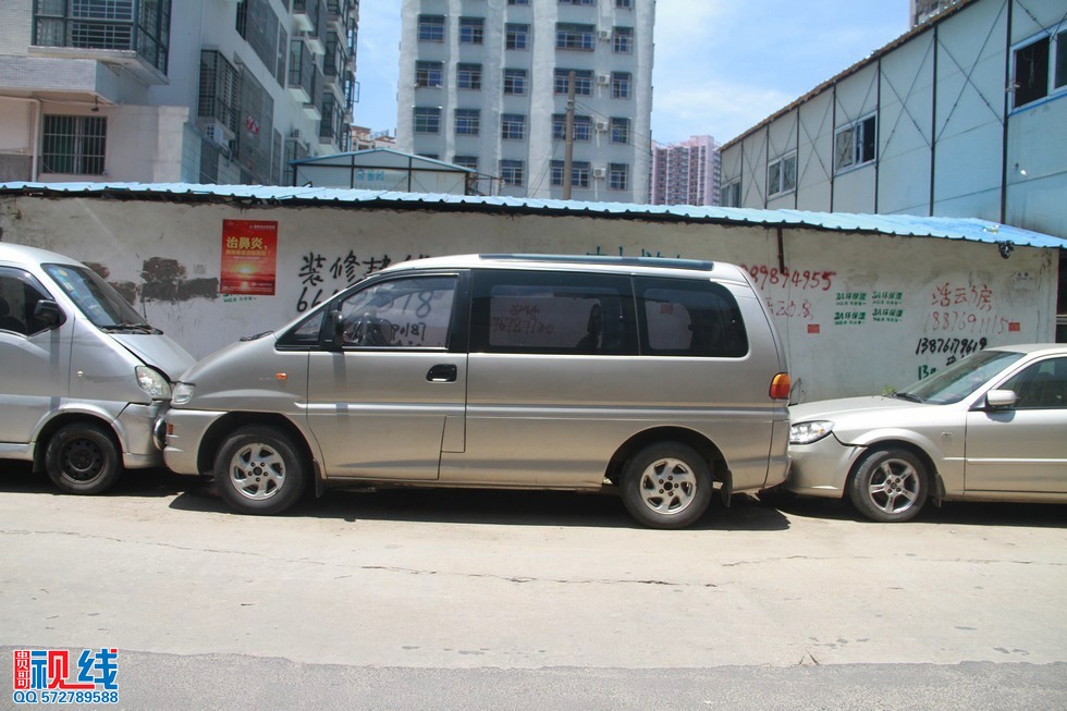 司机犯困连撞路边三车   所幸无人员伤亡。（周宗贵 摄） (10).jpg