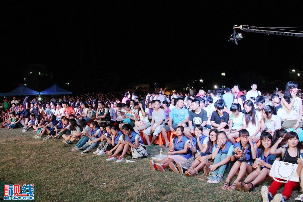 “情系灾区，牵手困难群众”民革赈灾助学义演晚会现场实况。（周宗贵 摄） (7).jpg