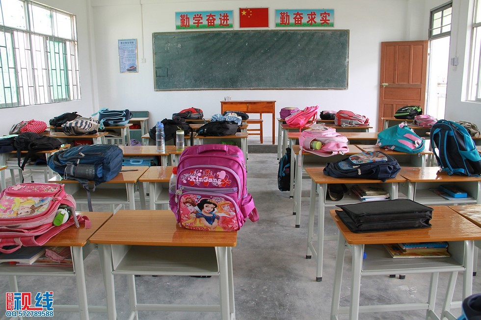 海南书画赈灾义卖会捐赠600套学生桌椅交接仪式现场实况。（周宗贵 摄） (11).jpg