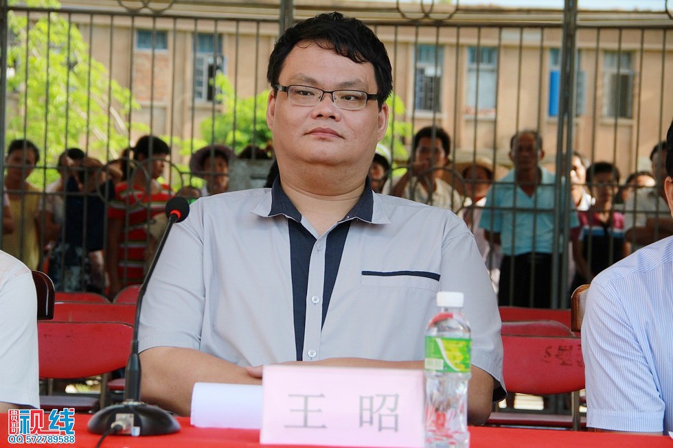 海南书画赈灾义卖会捐赠600套学生桌椅交接仪式现场实况。（周宗贵 摄） (21).jpg