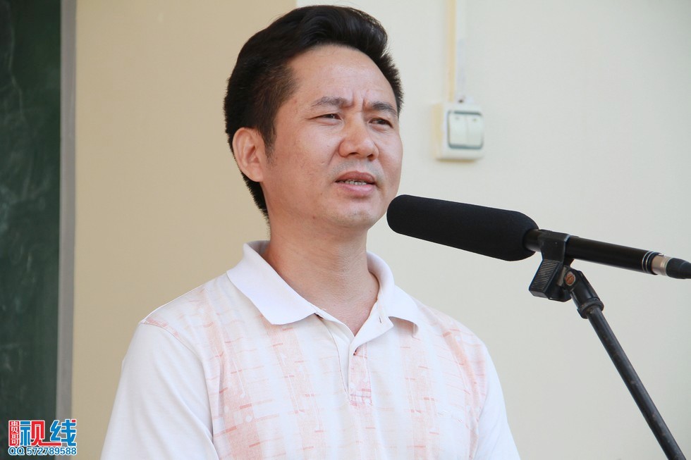 海南书画赈灾义卖会捐赠600套学生桌椅交接仪式现场实况。（周宗贵 摄） (26).jpg