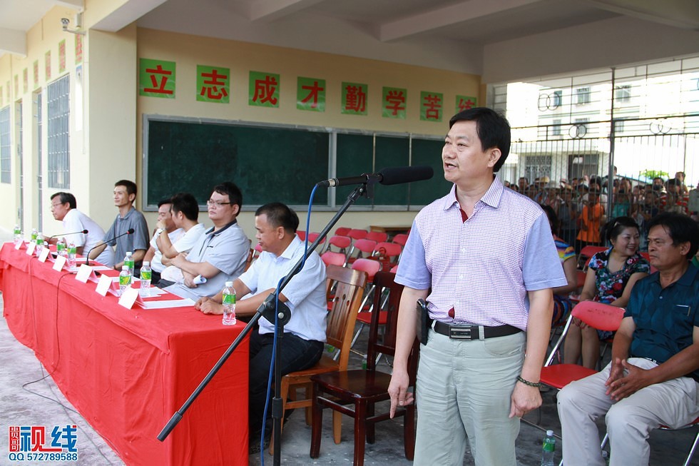 海南书画赈灾义卖会捐赠600套学生桌椅交接仪式现场实况。（周宗贵 摄） (31).jpg