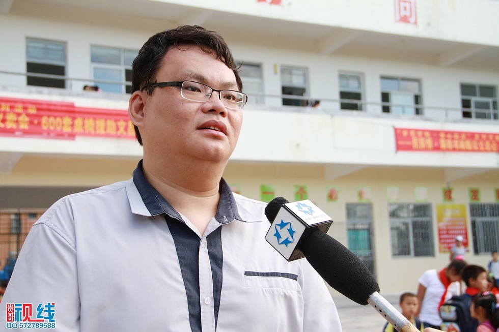 海南书画赈灾义卖会捐赠600套学生桌椅交接仪式现场实况。（周宗贵 摄） (39).jpg