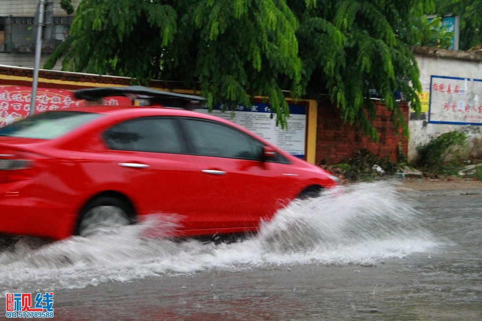 南海热带低压带来大暴雨   今日椰城多路段又泡水（周宗贵 摄）.jpg