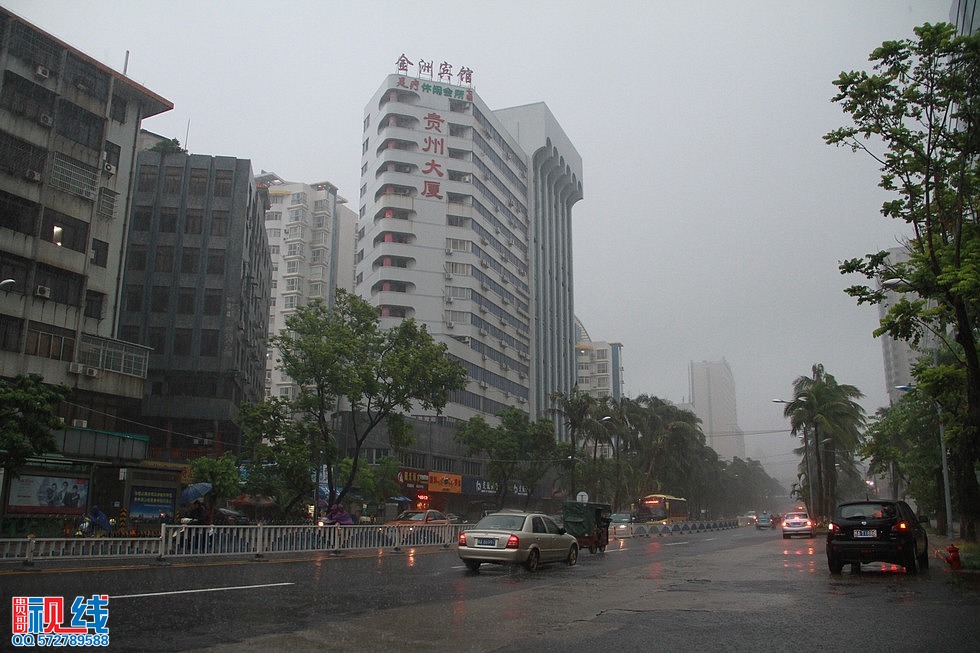 南海热带低压带来大暴雨   今日椰城多路段又泡水（周宗贵 摄） (1).jpg