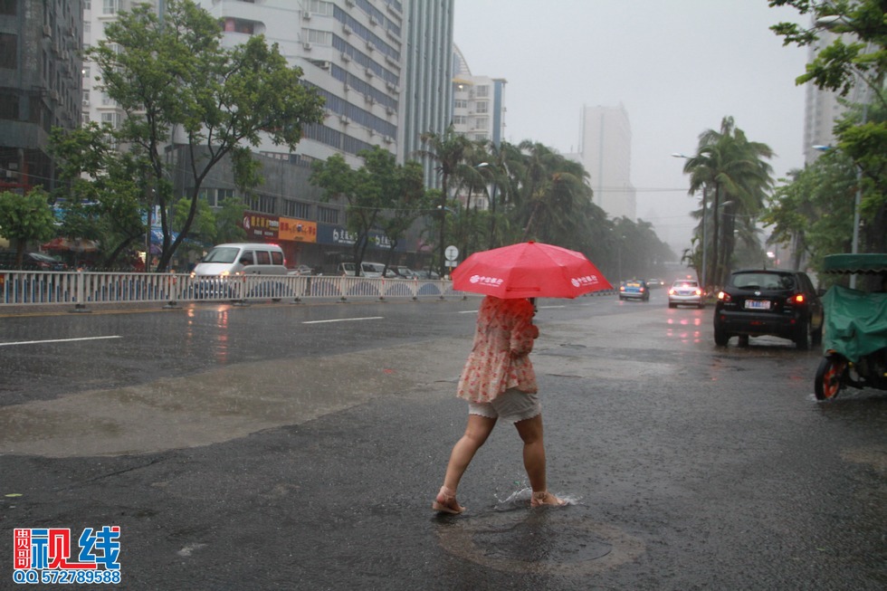 南海热带低压带来大暴雨   今日椰城多路段又泡水（周宗贵 摄） (3).jpg