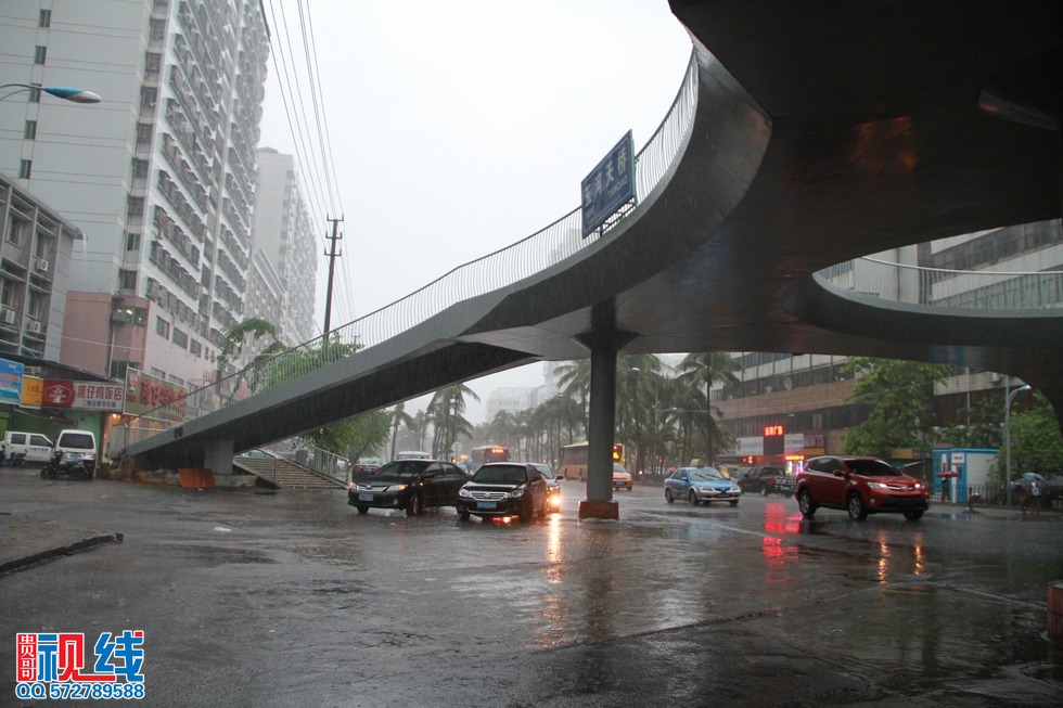 南海热带低压带来大暴雨   今日椰城多路段又泡水（周宗贵 摄） (4).jpg