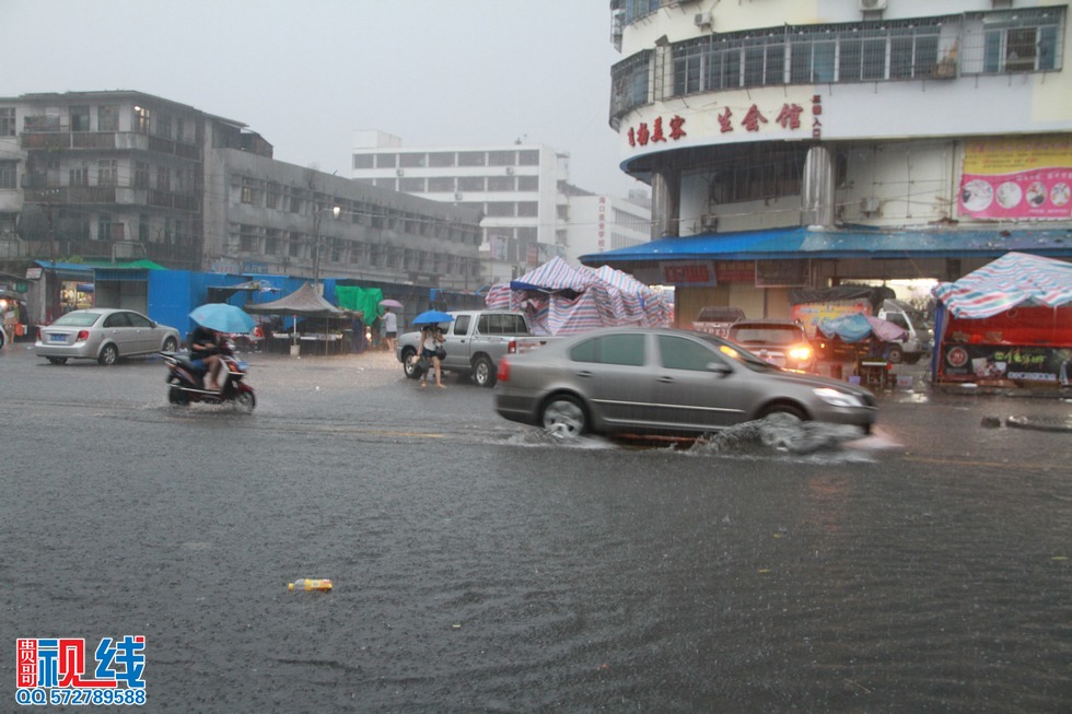 南海热带低压带来大暴雨   今日椰城多路段又泡水（周宗贵 摄） (5).jpg