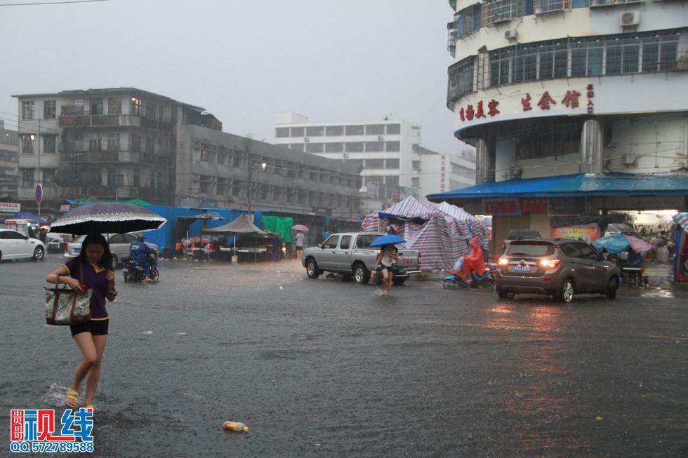 南海热带低压带来大暴雨   今日椰城多路段又泡水（周宗贵 摄） (6).jpg