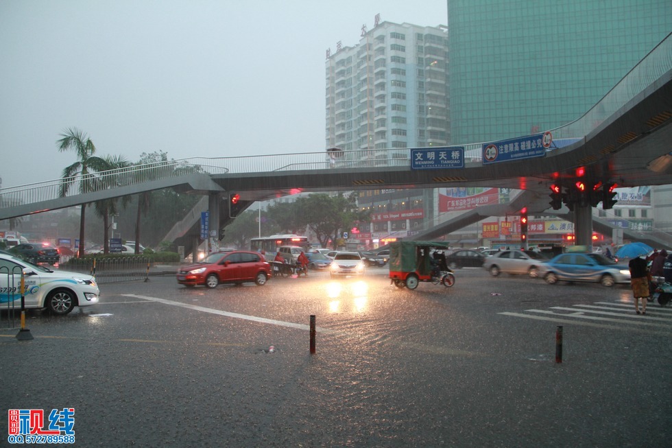 南海热带低压带来大暴雨   今日椰城多路段又泡水（周宗贵 摄） (7).jpg