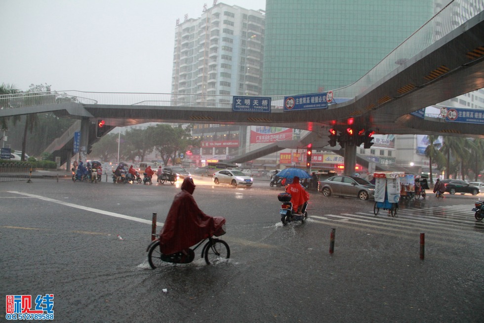 南海热带低压带来大暴雨   今日椰城多路段又泡水（周宗贵 摄） (8).jpg