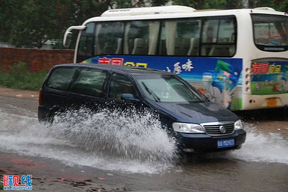南海热带低压带来大暴雨   今日椰城多路段又泡水（周宗贵 摄） (10).jpg