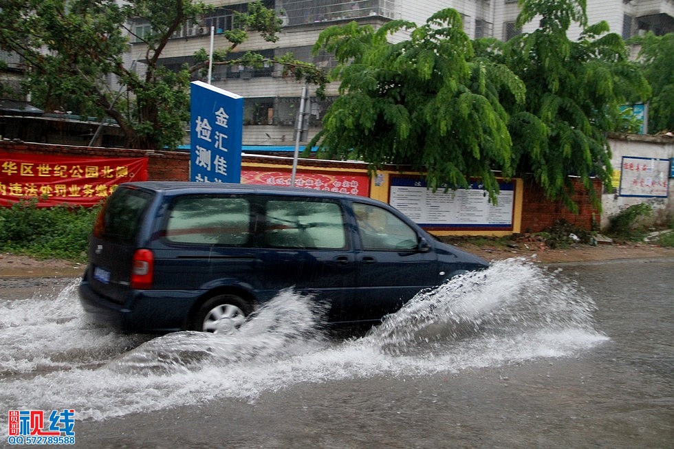 南海热带低压带来大暴雨   今日椰城多路段又泡水（周宗贵 摄） (11).jpg