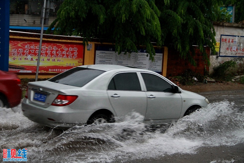 南海热带低压带来大暴雨   今日椰城多路段又泡水（周宗贵 摄） (12).jpg