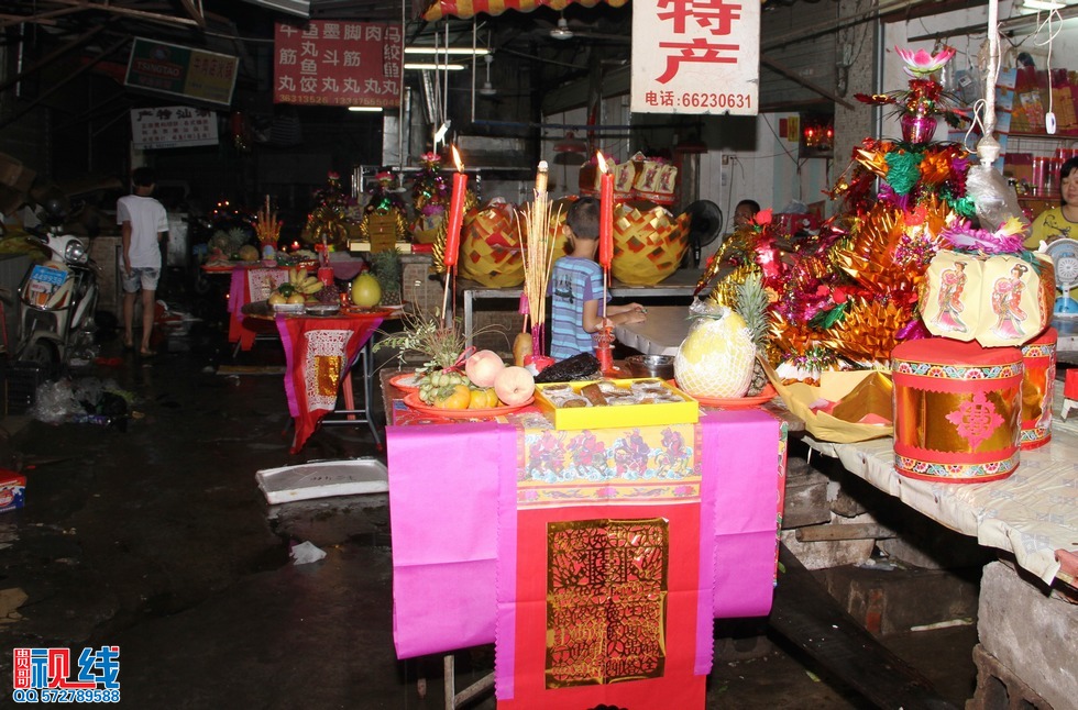 海口水产码头潮汕人    中秋拜月别具一格。（周宗贵 摄） (11).jpg