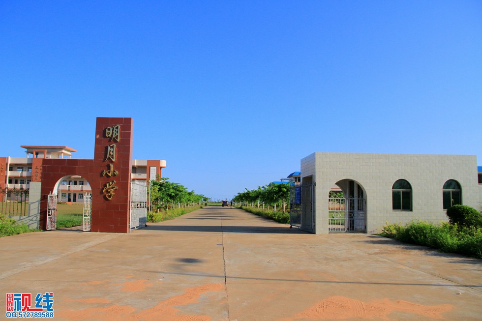 蒙牛“我回老家上堂课”公益行  走进文昌翁田镇明月小学。（周宗贵 摄）.jpg