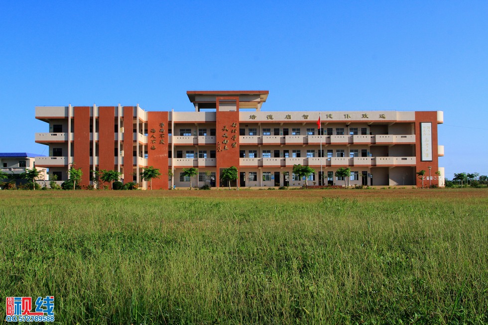 蒙牛“我回老家上堂课”公益行  走进文昌翁田镇明月小学。（周宗贵 摄） (1).jpg