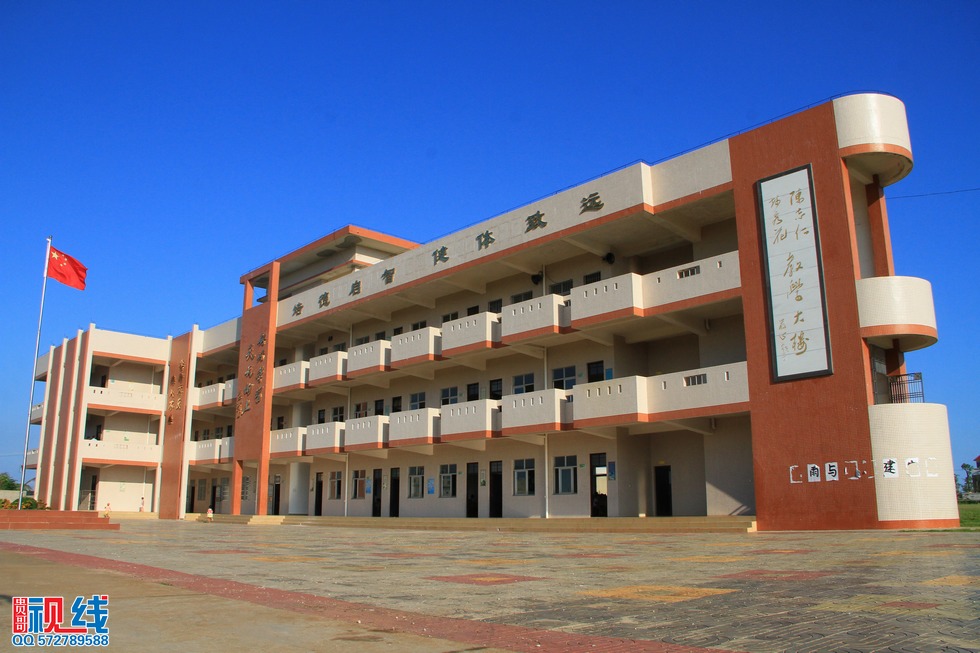 蒙牛“我回老家上堂课”公益行  走进文昌翁田镇明月小学。（周宗贵 摄） (2).jpg
