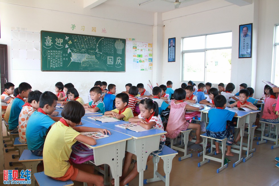 蒙牛“我回老家上堂课”公益行  走进文昌翁田镇明月小学。（周宗贵 摄） (3).jpg