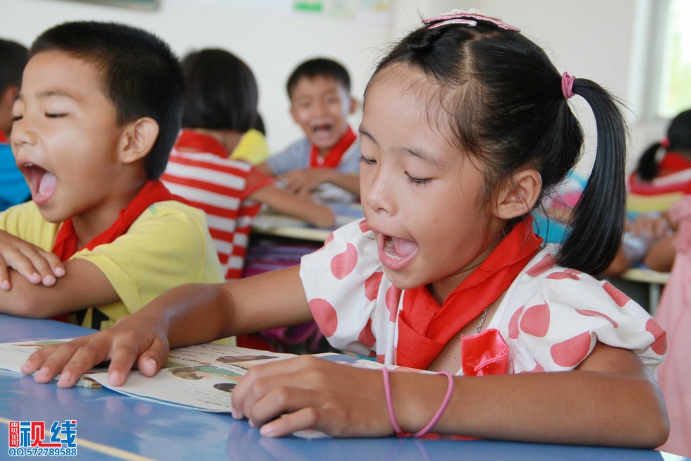 蒙牛“我回老家上堂课”公益行  走进文昌翁田镇明月小学。（周宗贵 摄） (4).jpg