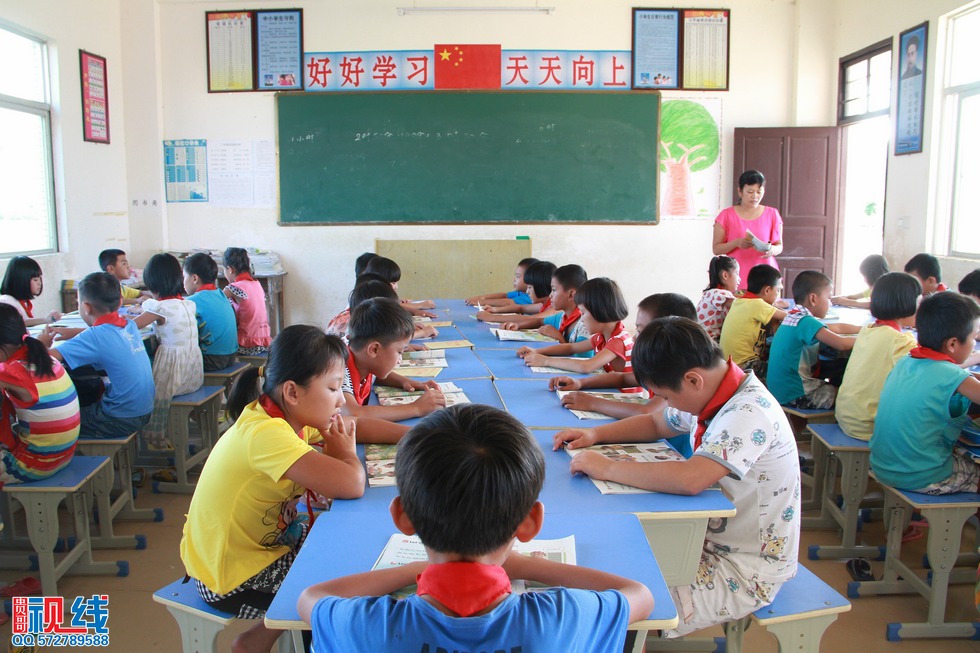 蒙牛“我回老家上堂课”公益行  走进文昌翁田镇明月小学。（周宗贵 摄） (6).jpg