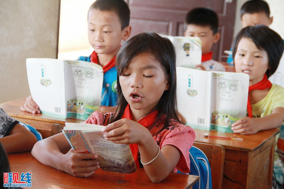 蒙牛“我回老家上堂课”公益行  走进文昌翁田镇明月小学。（周宗贵 摄） (8).jpg