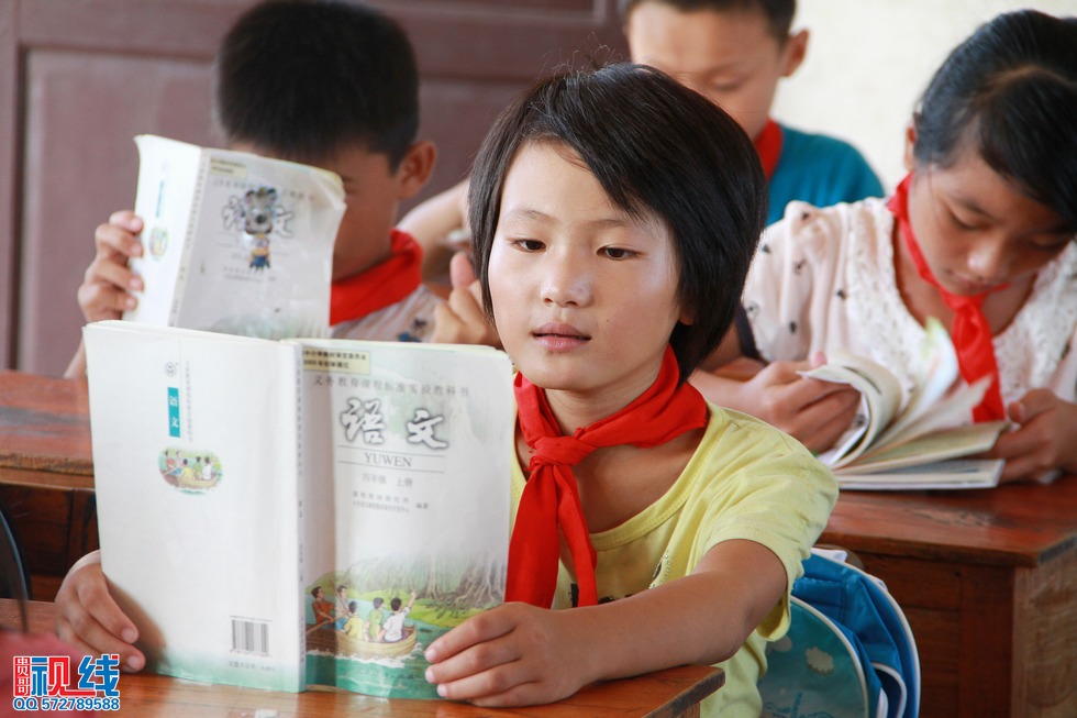 蒙牛“我回老家上堂课”公益行  走进文昌翁田镇明月小学。（周宗贵 摄） (9).jpg