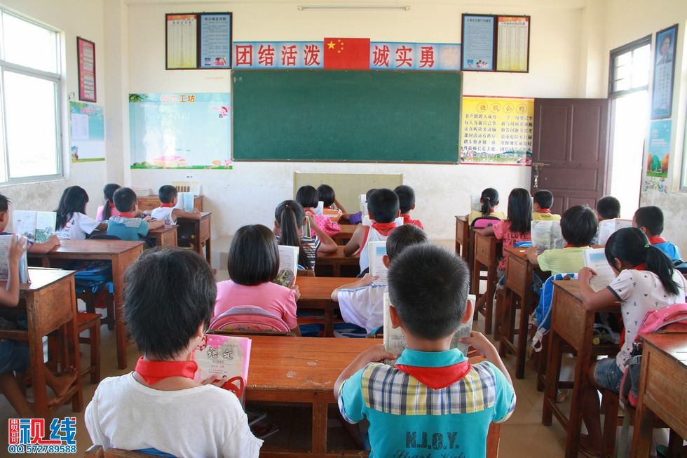 蒙牛“我回老家上堂课”公益行  走进文昌翁田镇明月小学。（周宗贵 摄） (11).jpg