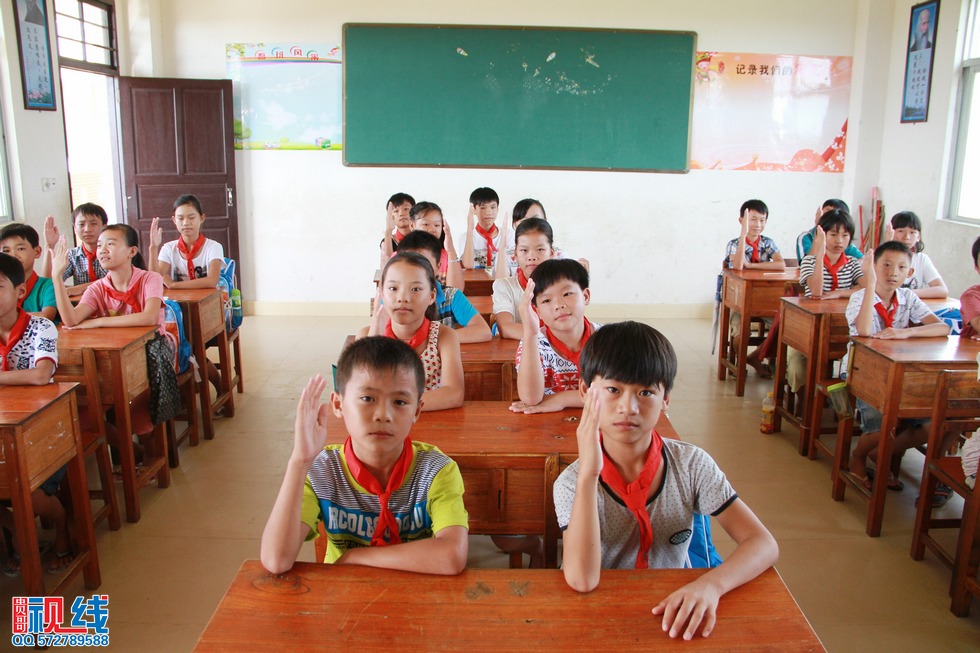 蒙牛“我回老家上堂课”公益行  走进文昌翁田镇明月小学。（周宗贵 摄） (12).jpg