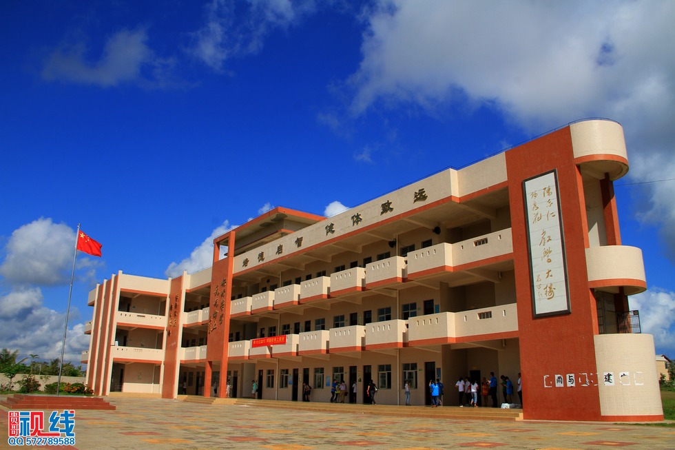 蒙牛“我回老家上堂课”公益行  走进文昌翁田镇明月小学。（周宗贵 摄） (16).jpg