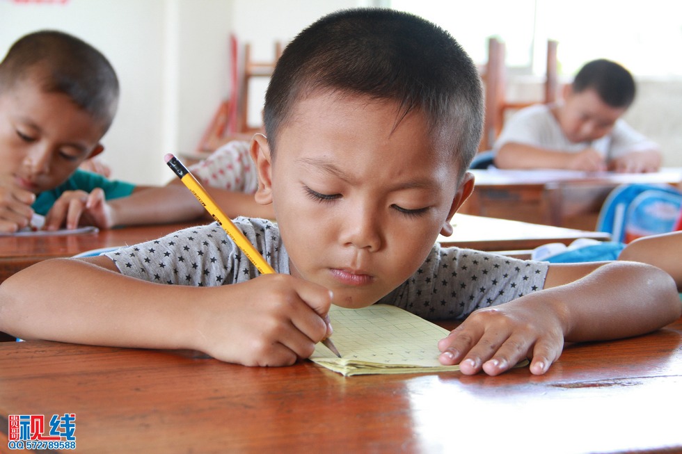 蒙牛“我回老家上堂课”公益行  走进文昌翁田镇明月小学。（周宗贵 摄） (18).jpg