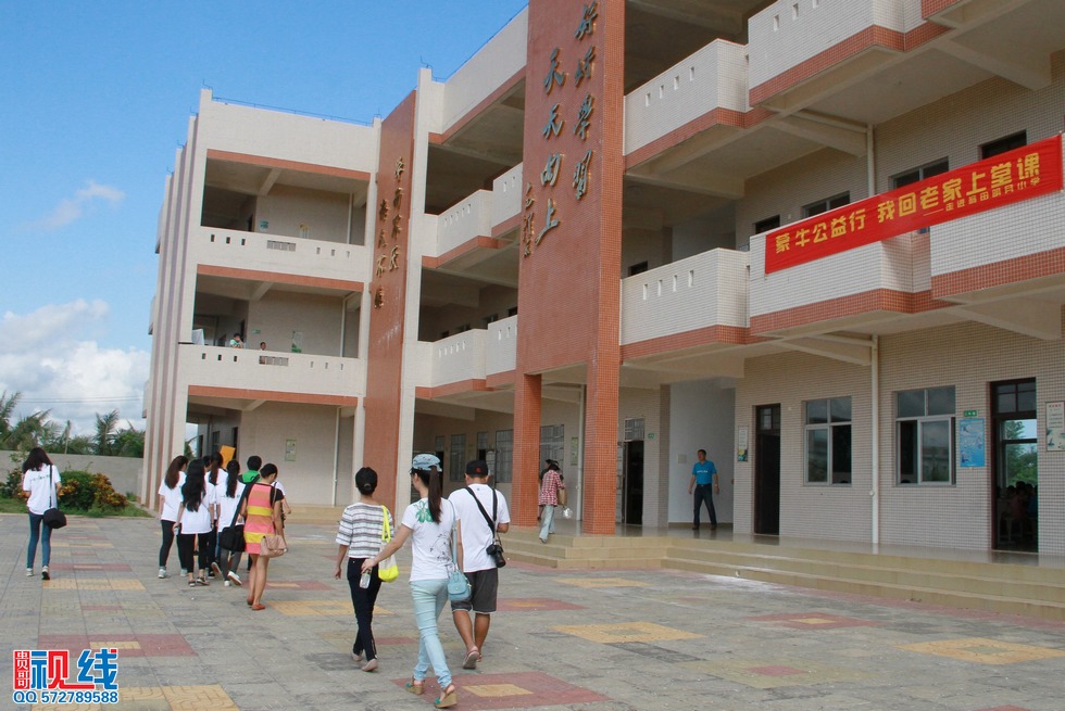 蒙牛“我回老家上堂课”公益行  走进文昌翁田镇明月小学。（周宗贵 摄） (20).jpg