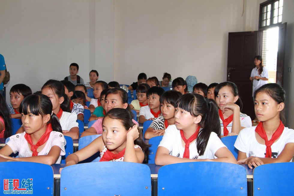 蒙牛“我回老家上堂课”公益行  走进文昌翁田镇明月小学。（周宗贵 摄） (25).jpg