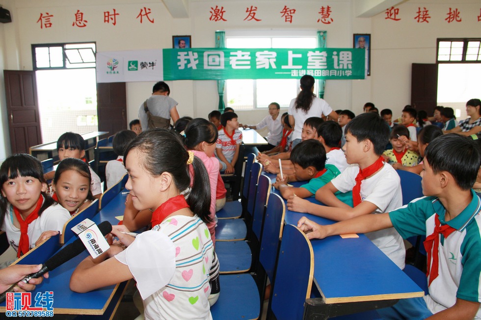 蒙牛“我回老家上堂课”公益行  走进文昌翁田镇明月小学。（周宗贵 摄） (31).jpg