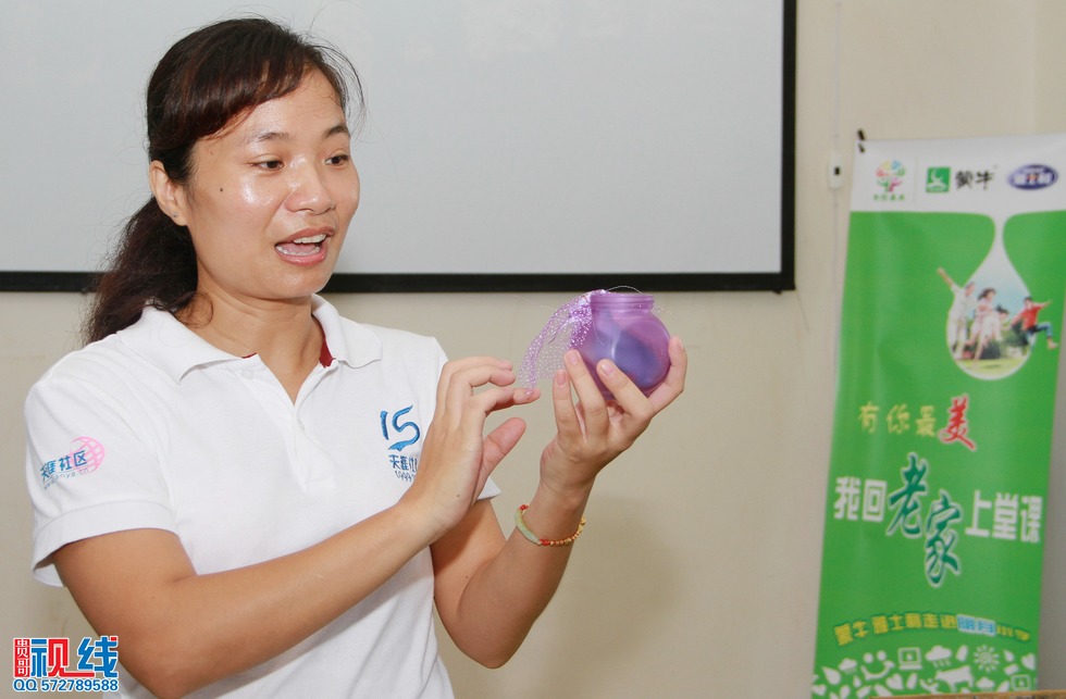 蒙牛“我回老家上堂课”公益行  走进文昌翁田镇明月小学。（周宗贵 摄） (32).jpg