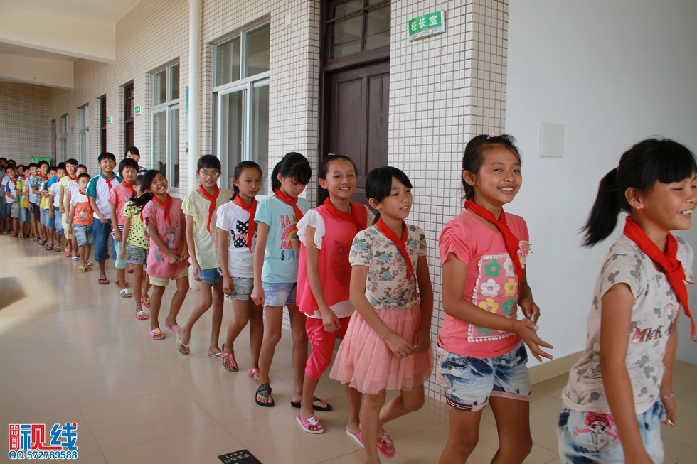蒙牛“我回老家上堂课”公益行  走进文昌翁田镇明月小学。（周宗贵 摄） (35).jpg
