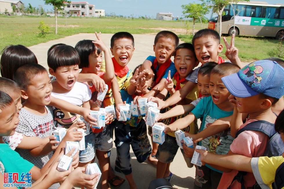 蒙牛“我回老家上堂课”公益行  走进文昌翁田镇明月小学。（周宗贵 摄） (40).jpg