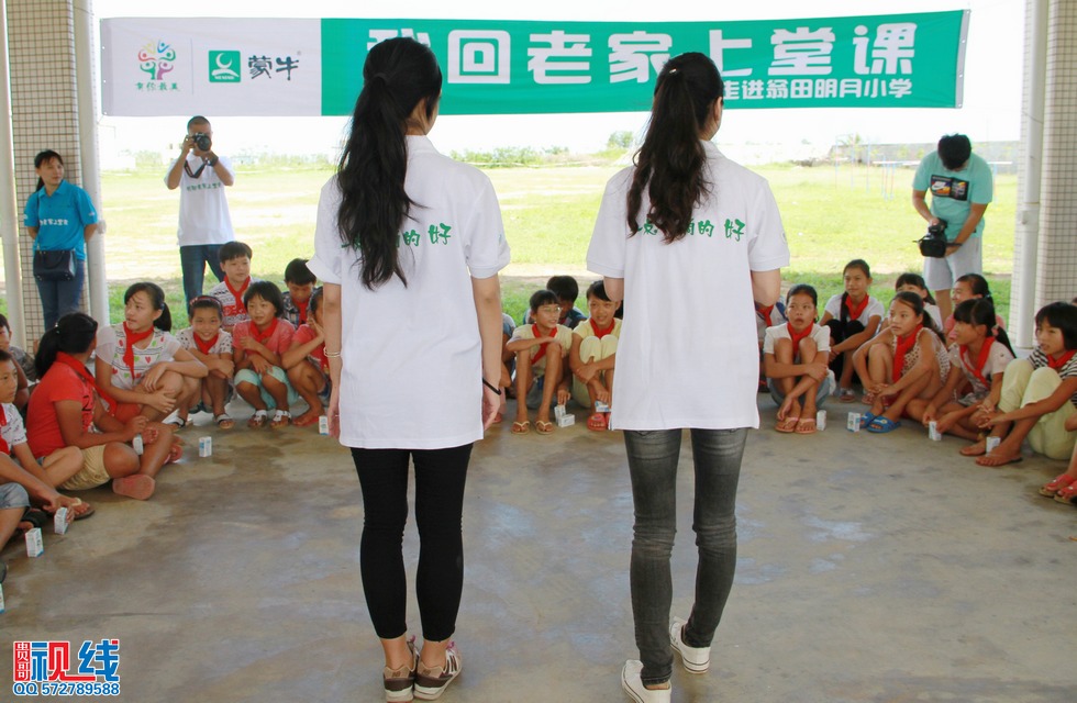 蒙牛“我回老家上堂课”公益行  走进文昌翁田镇明月小学。（周宗贵 摄） (47).jpg