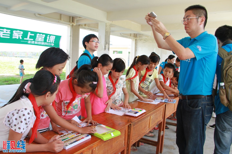 蒙牛“我回老家上堂课”公益行  走进文昌翁田镇明月小学。（周宗贵 摄） (55).jpg