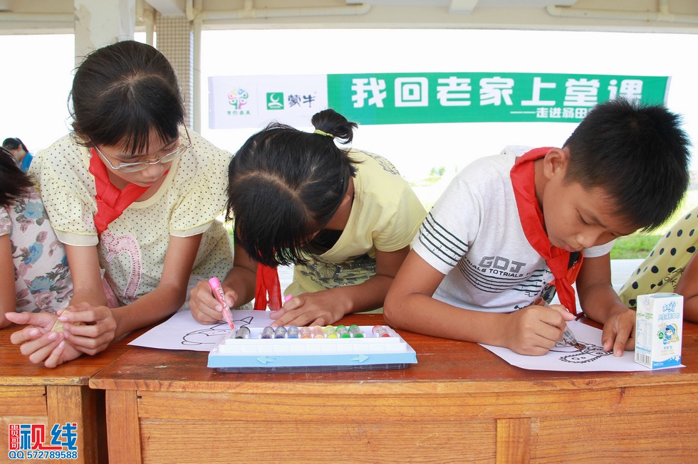 蒙牛“我回老家上堂课”公益行  走进文昌翁田镇明月小学。（周宗贵 摄） (56).jpg
